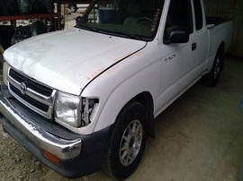 1999 TOYOTA TACOMA, WHITE, SR5, EXTD CAB, 2.4L, AT, 2WD.  Z25969